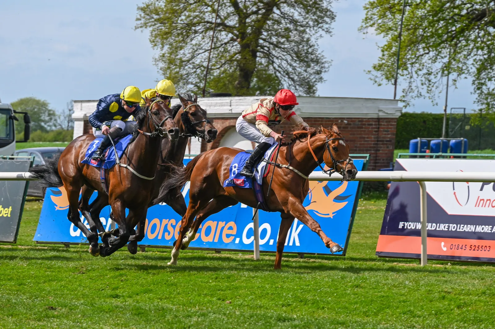 Winn keeps Mirsky out of trouble to take Sky Bet Thirsk Hunt Cup
